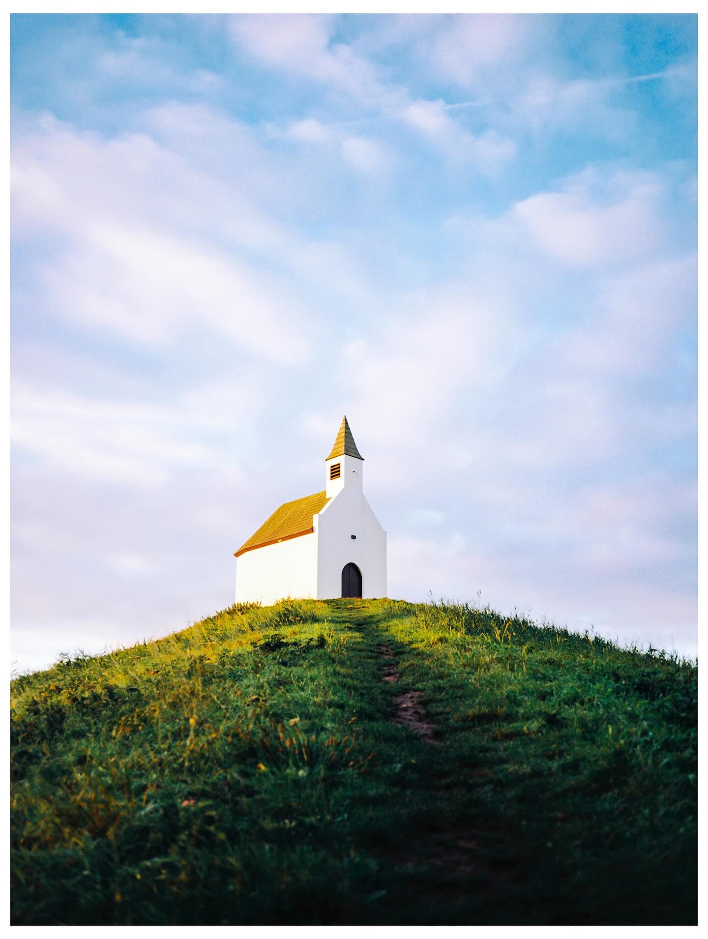 ⠀
📸: @shots.by_juan
🎞: Kodak #Gold200
⠀
#KodakFilm⁣
#KodakProfessional
⠀
“Shooting on film helps me trust the moment. There’s no screen, no instant feedback just instinct, light, and patience. I try to make images that feel honest, cinematic without being staged, and rooted in the mood of a place.”