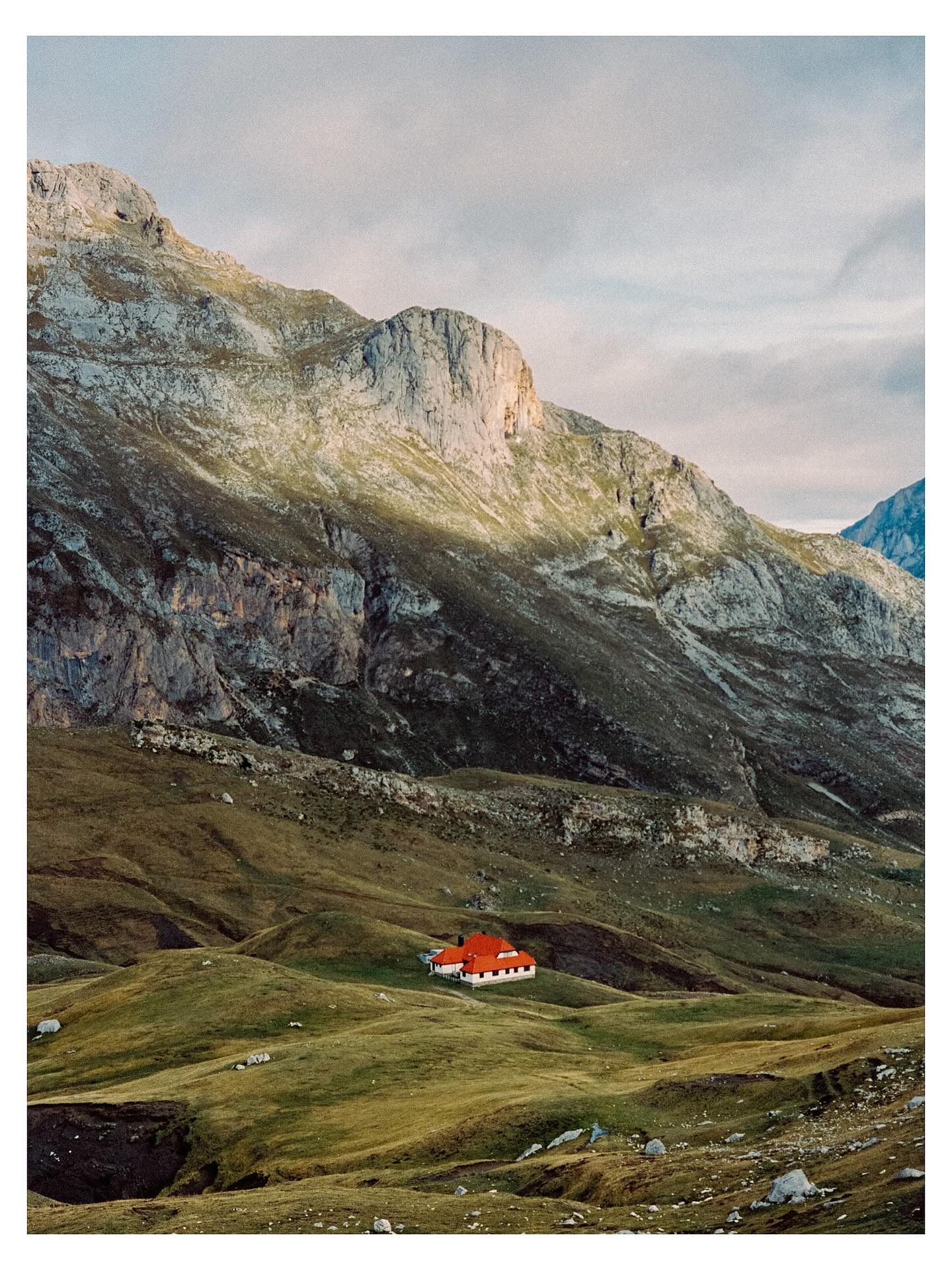 ⠀
📸: @sidmantri_
🎞: Kodak #Ektachrome #E100
⠀
#KodakFilm⁣
#KodakProfessional
⠀
“Shooting film for me feels special because I feel it creates a sense of ambiguity around the final result. I have this space between taking the shot and actually seeing the negative that helps me either remember details I missed or gives me notes on how to improve. It feels like the chemistry has an opinion on my vision that I may or may not like but have to accept any way.”